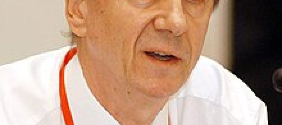 Anthony_Giddens_at_the_Progressive_Governance_Converence,_Budapest,_Hungary,_2004_October